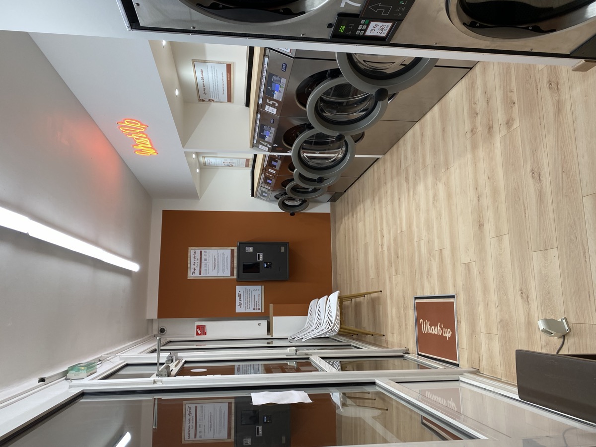 Interieur laverie Wash'Up Challans vue generale