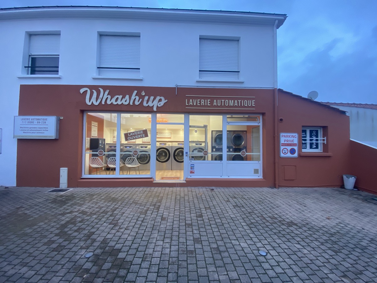 Facade laverie Wash'Up Challans avec parking prive